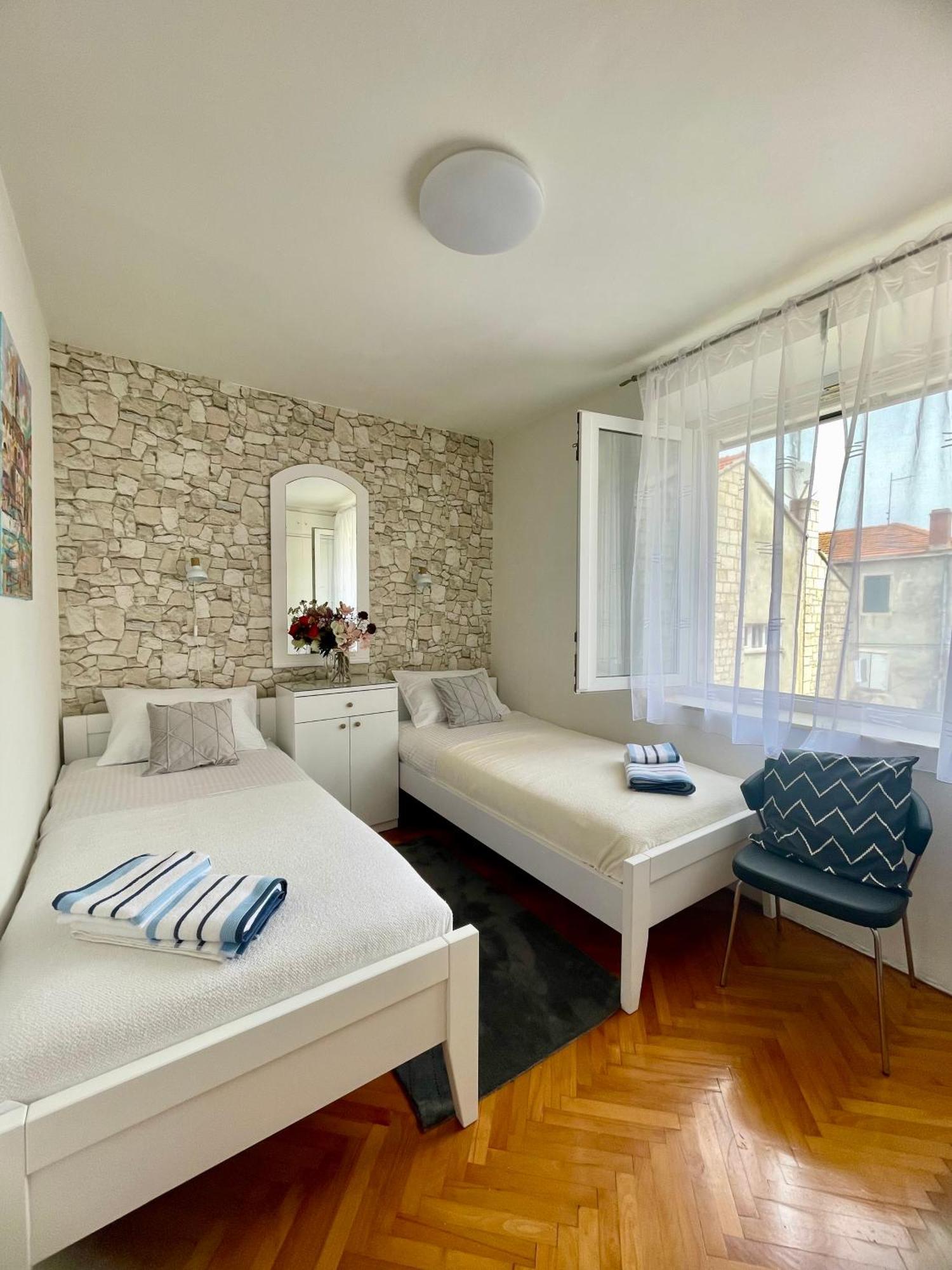 Dinka Old Town Apartment With Sea View Трогір Екстер'єр фото