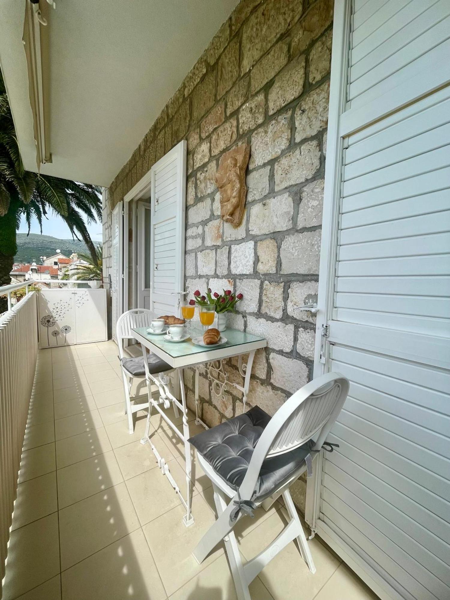 Dinka Old Town Apartment With Sea View Трогір Екстер'єр фото