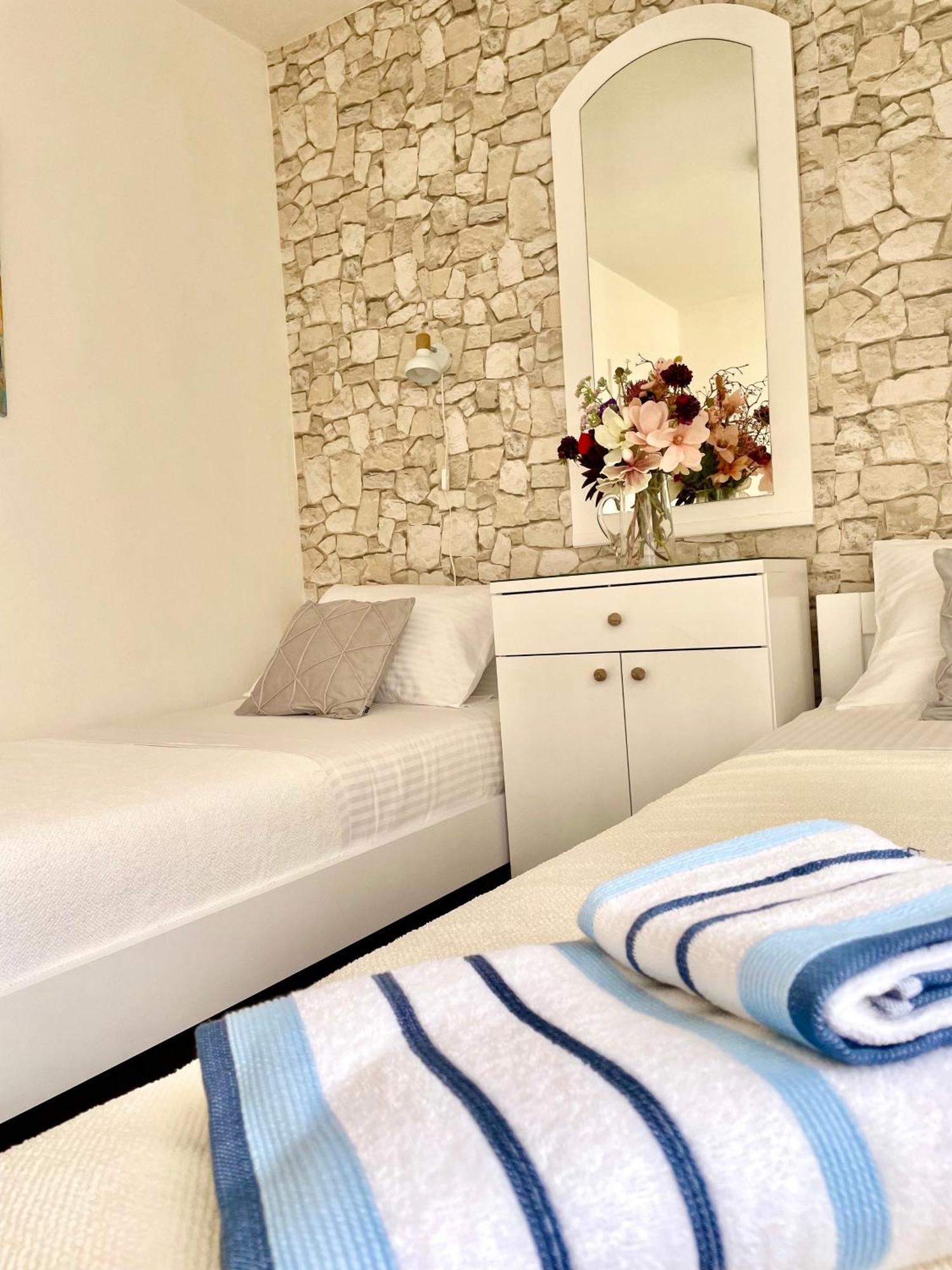 Dinka Old Town Apartment With Sea View Трогір Екстер'єр фото