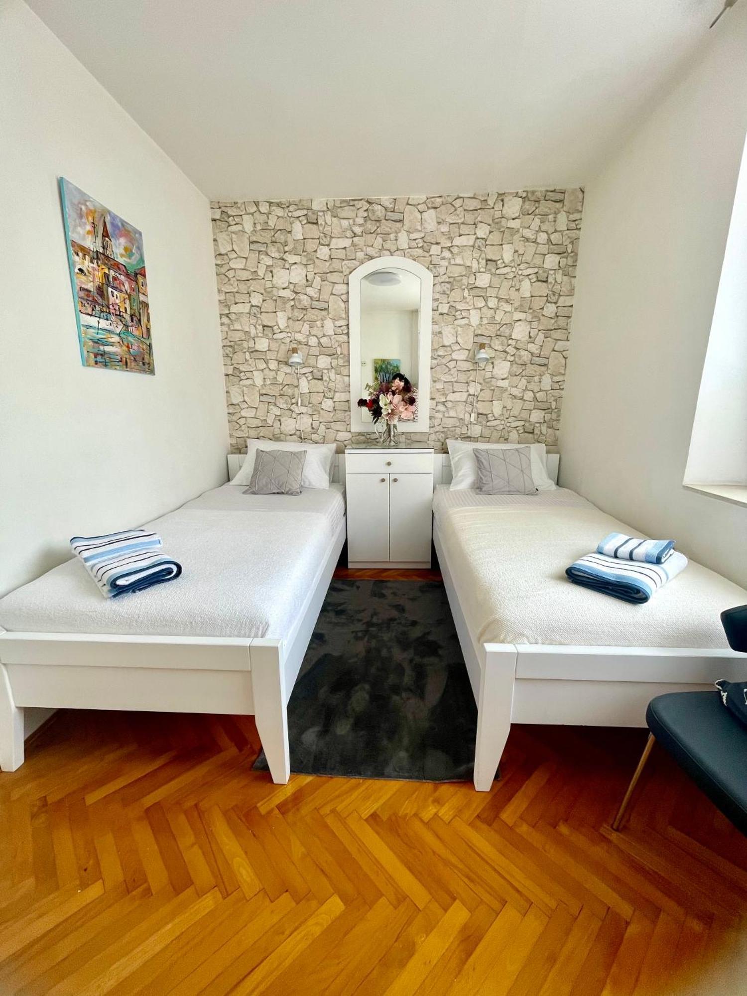 Dinka Old Town Apartment With Sea View Трогір Екстер'єр фото